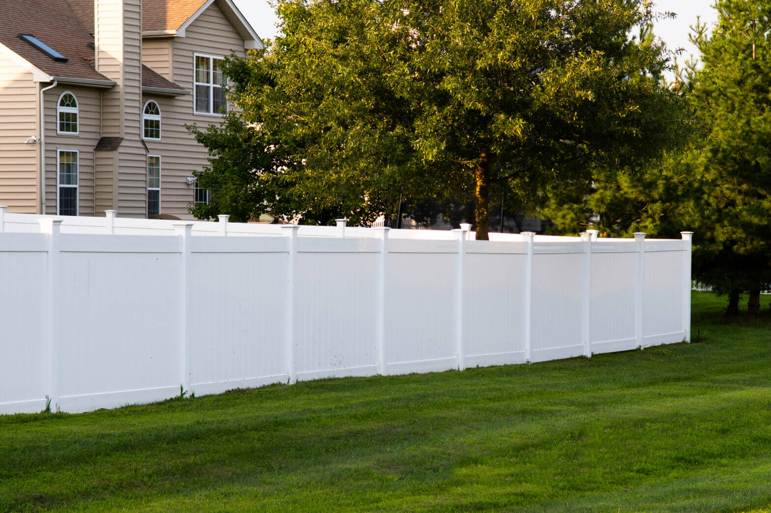 Photo of a vinyl Louisiana residential fence